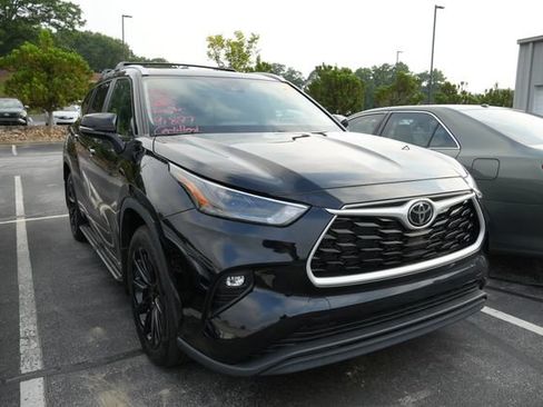 Used 2023 Toyota Highlander XLE FWD image 1