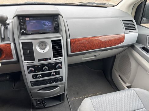 Used 2009 Chrysler Town & Country Touring w/ Entertainment Group #2 FWD image 16