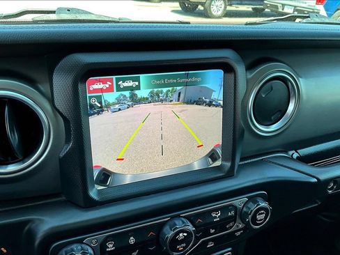 Used 2022 Jeep Gladiator Rubicon w/ LED Lighting Group AWD/4WD image 17