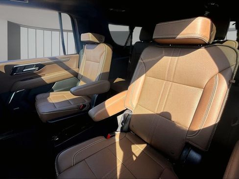 Used 2025 Chevrolet Suburban High Country AWD/4WD image 28