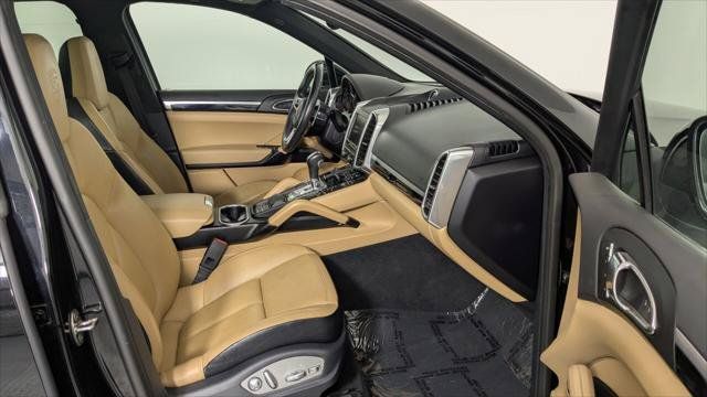 Used 2016 Porsche Cayenne w/ Premium Package AWD/4WD image 21