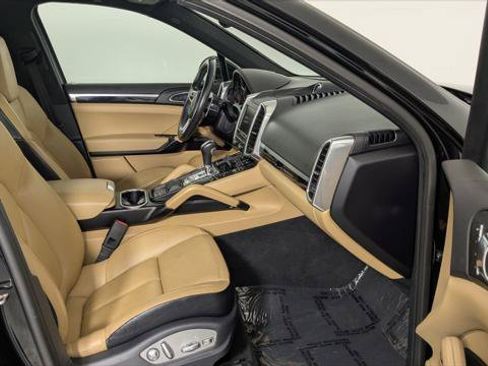 Used 2016 Porsche Cayenne w/ Premium Package AWD/4WD image 21