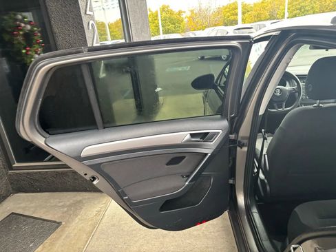 Used 2016 Volkswagen e-Golf SE image 9