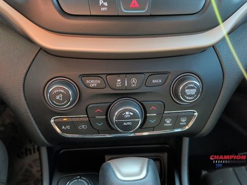 Used 2018 Jeep Cherokee Limited AWD/4WD image 19