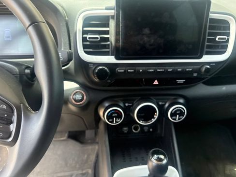 Used 2024 Hyundai Venue Limited FWD image 12