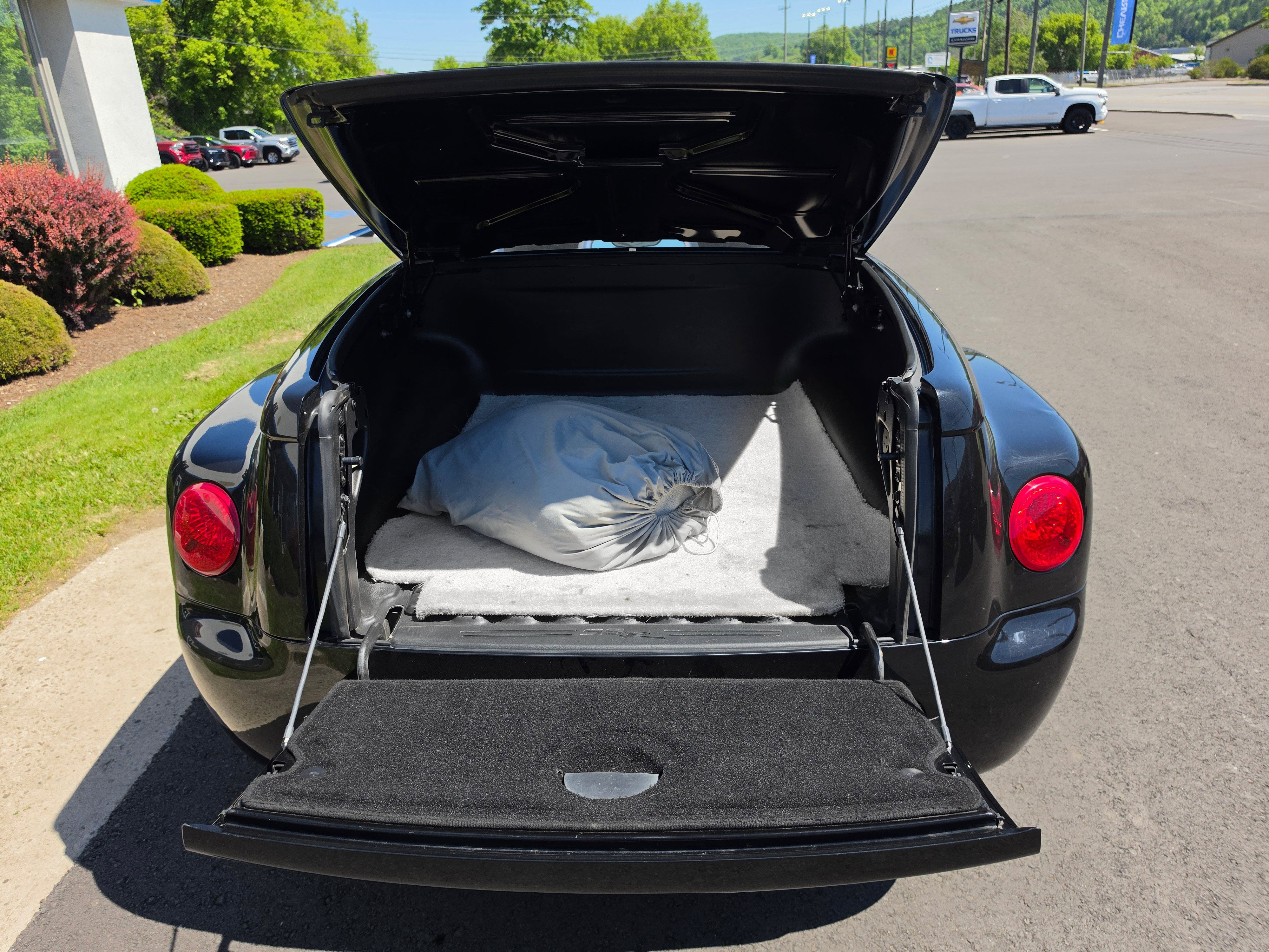 Used 2004 Chevrolet SSR w/ Preferred Equipment Group RWD image 6