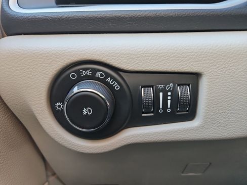 Used 2024 Chrysler Pacifica Touring-L image 23