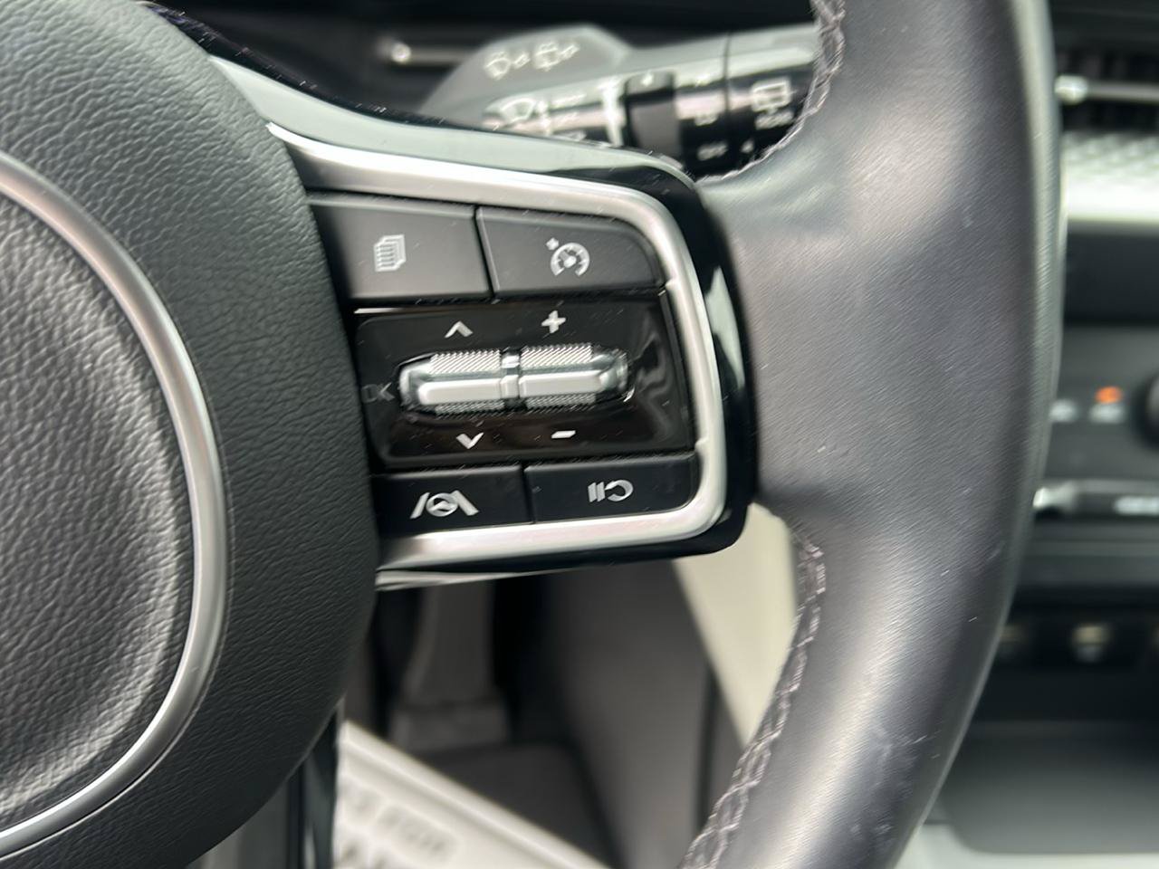 Used 2024 Kia Carnival LX FWD image 17