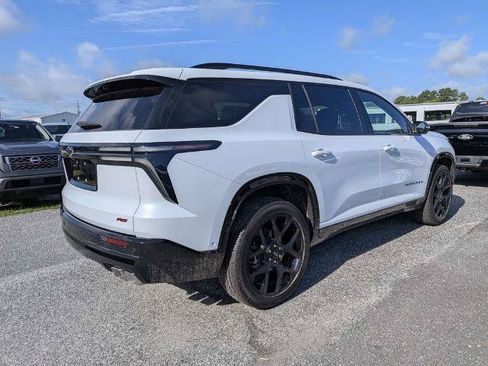 Used 2026 Chevrolet Traverse RS FWD image 3