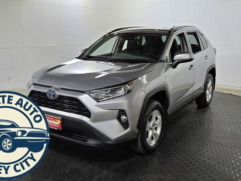 Used 2020 Toyota RAV4 XLE image 3