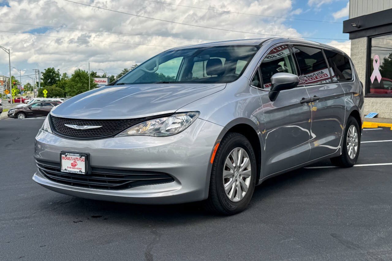 Used 2020 Chrysler Voyager L FWD image 8