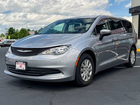 Used 2020 Chrysler Voyager L FWD image 8