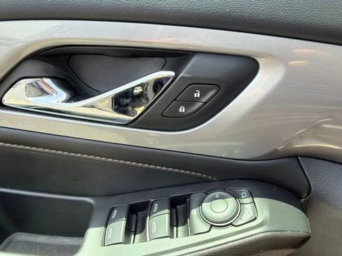 Used 2021 Chevrolet Traverse LT FWD image 21