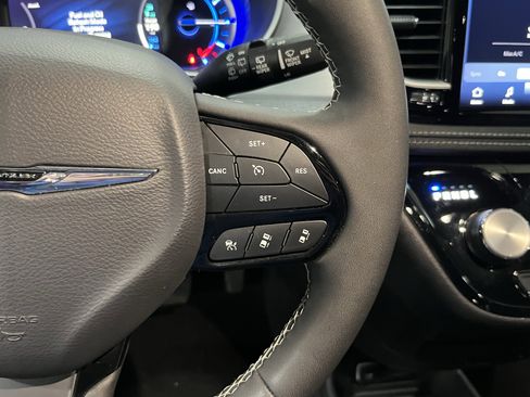 Used 2024 Chrysler Pacifica Select image 22