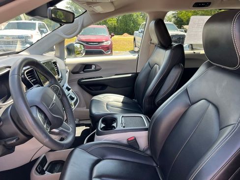 Used 2023 Chrysler Pacifica Touring-L FWD image 4