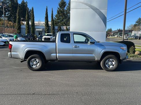 Used 2022 Toyota Tacoma SR w/ SR Convenience Package image 2