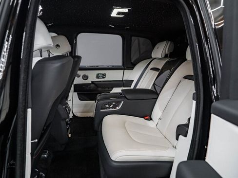 Used 2023 Rolls-Royce Cullinan Black Badge w/ Dark Exterior Package AWD/4WD image 24