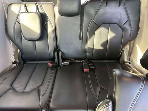 Used 2023 Chrysler Pacifica Touring-L FWD image 11