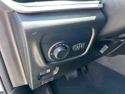 Used 2025 Jeep Grand Cherokee Altitude AWD/4WD image 12