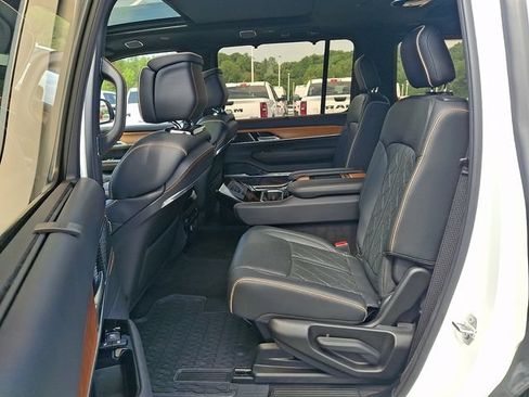 Used 2023 Jeep Grand Wagoneer Series III AWD/4WD image 10
