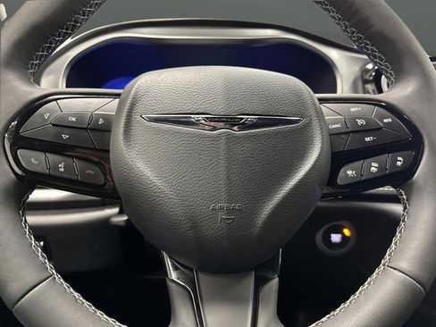 Used 2025 Chrysler Pacifica Limited image 17