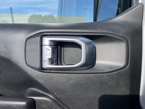 Used 2022 Jeep Gladiator Sport image 12