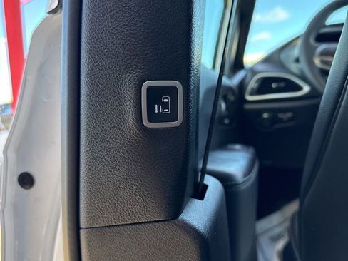 Used 2025 Chrysler Pacifica Select FWD image 23