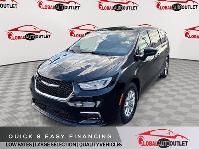 Used 2025 Chrysler Pacifica Select