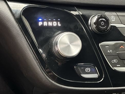 Used 2025 Chrysler Pacifica Select FWD image 26
