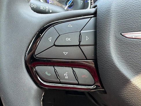 Used 2025 Chrysler Pacifica Limited FWD image 18
