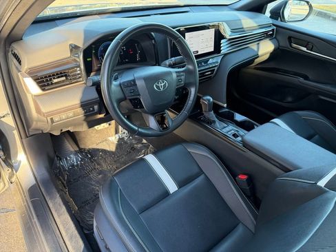Used 2025 Toyota Camry SE image 11