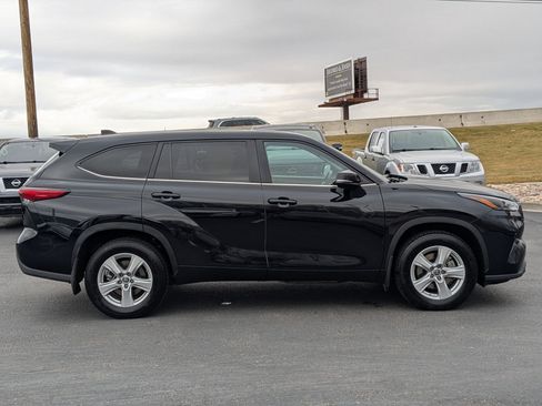 Used 2023 Toyota Highlander LE image 2