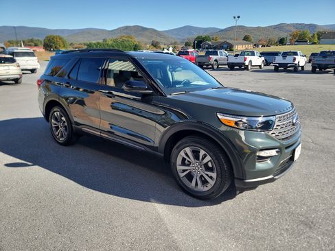 Used 2023 Ford Explorer XLT w/ Equipment Group 202A image 4