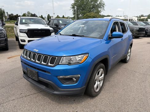 Used 2017 Jeep Compass Latitude w/ Popular Equipment Group FWD image 4