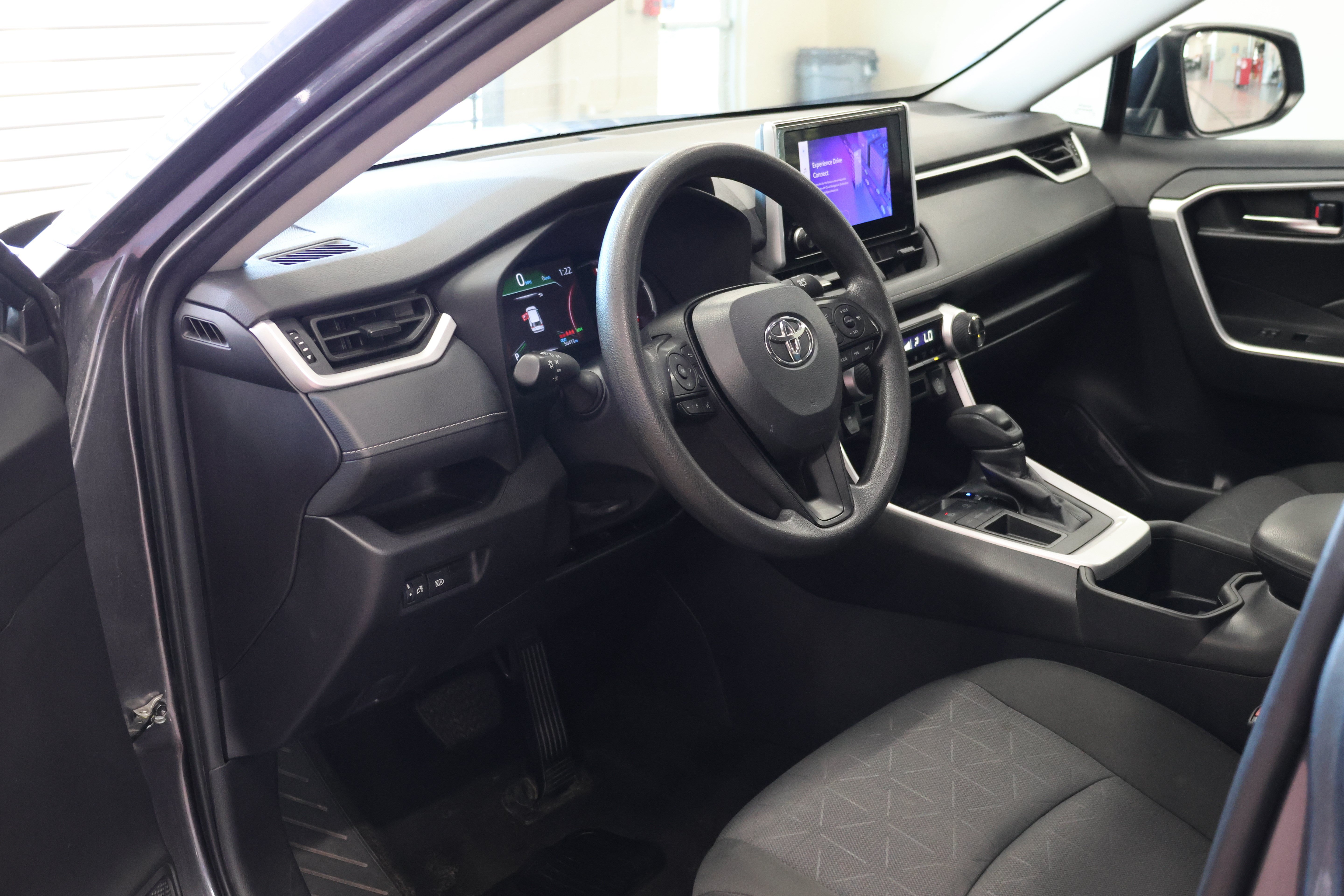 Used 2024 Toyota RAV4 XLE FWD image 33