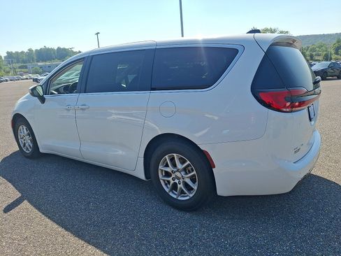 Used 2023 Chrysler Pacifica Touring-L FWD image 4