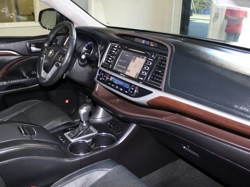 Used 2015 Toyota Highlander Limited Platinum FWD image 33