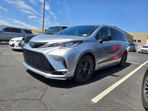 Used 2021 Toyota Sienna XSE FWD image 2