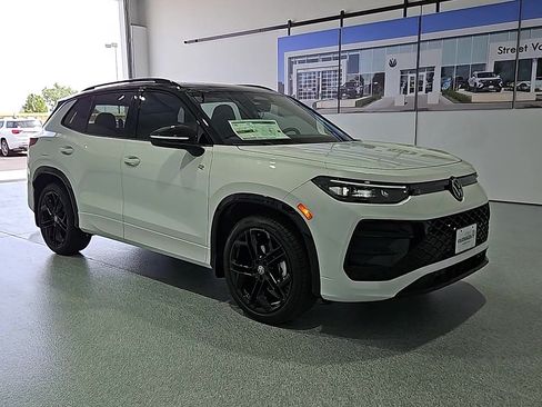 New 2026 Volkswagen Tiguan SE R-Line FWD image 2