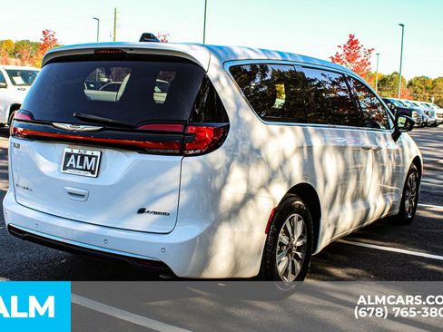 Used 2024 Chrysler Pacifica Select image 6