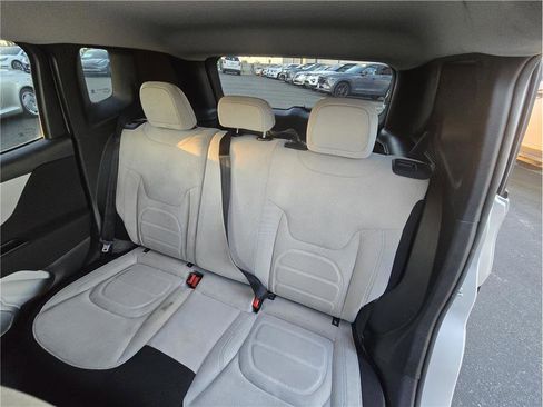 Used 2018 Jeep Renegade Latitude w/ Cold Weather Group FWD image 7