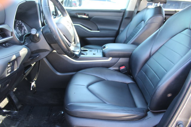 Used 2022 Toyota Highlander XLE FWD image 30