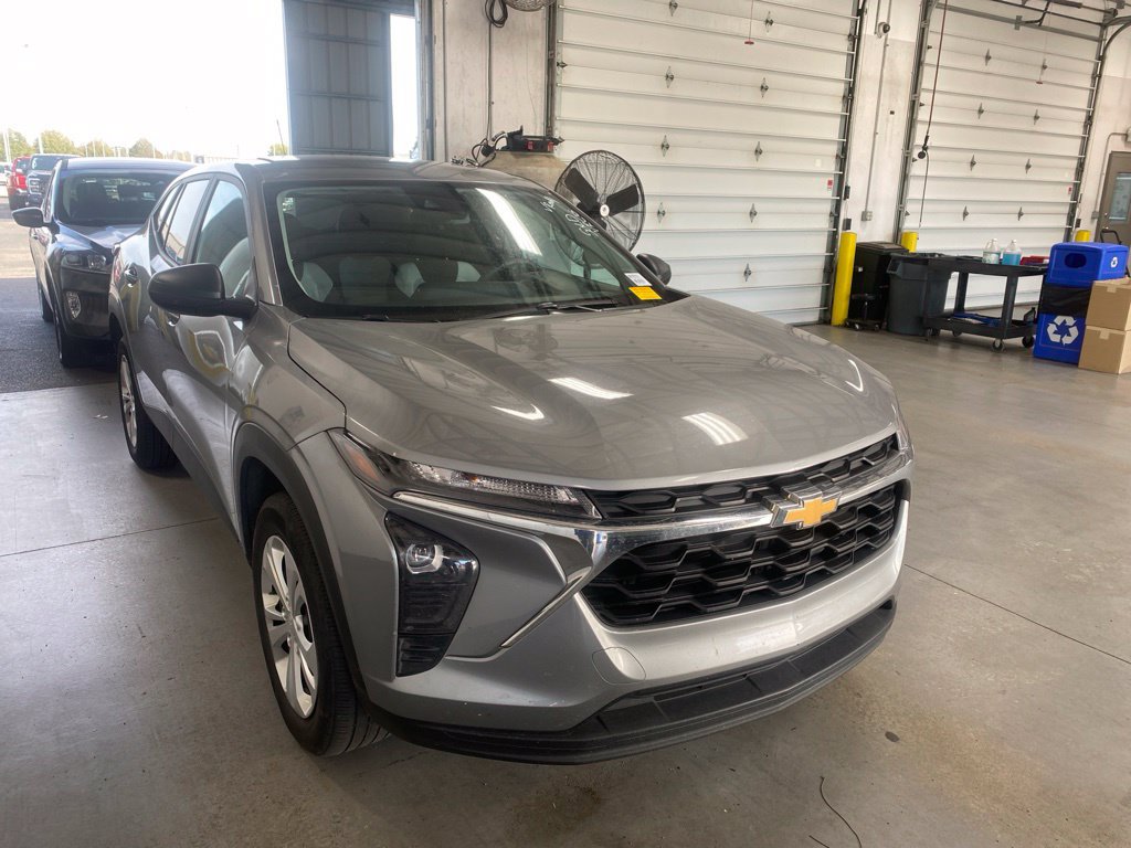 Used 2025 Chevrolet Trax LS FWD image 1