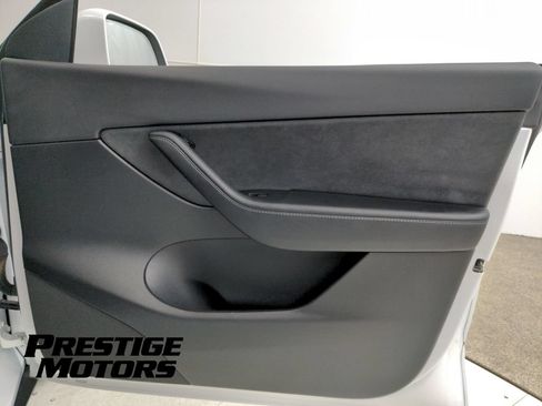 Used 2021 Tesla Model Y Long Range AWD/4WD image 31