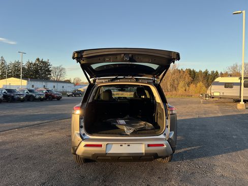 New 2025 Nissan Pathfinder SL image 8