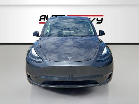 Used 2024 Tesla Model Y Long Range RWD image 2