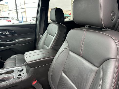 Used 2023 Chevrolet Traverse RS FWD image 11