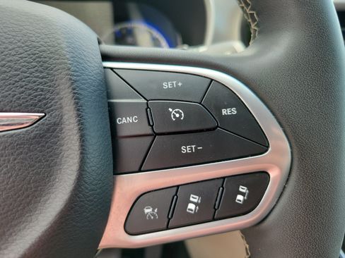 Used 2024 Chrysler Pacifica Touring-L FWD image 23