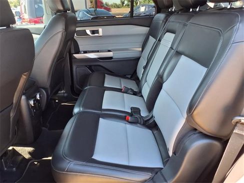 Used 2022 Ford Explorer XLT w/ Equipment Group 202A image 8