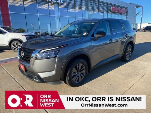 Used 2024 Nissan Pathfinder S image 1